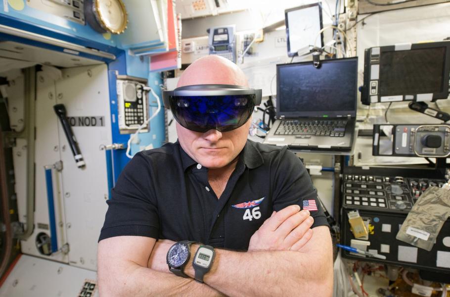 Kelly si na ISS vyzkoušel brýle HoloLens